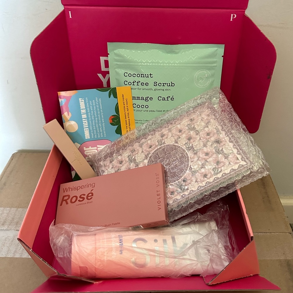 Full brand new Ipsy box with 5 products!